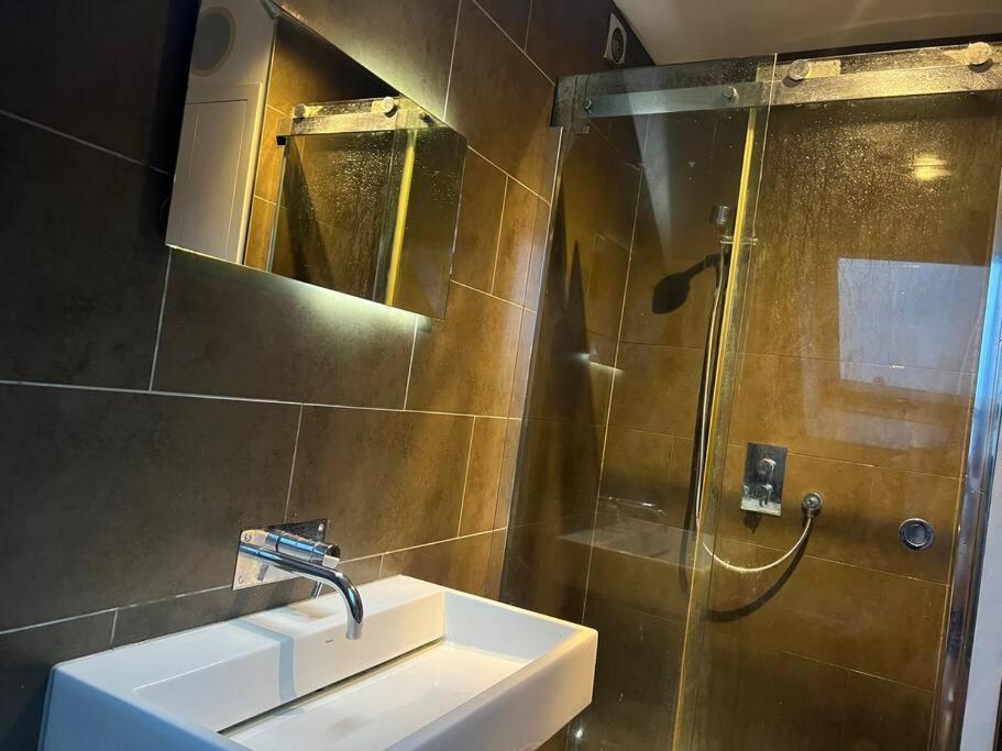 Four Bedroom Modern Victorian Wandsworth House Londen Buitenkant foto